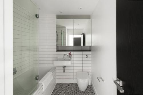 Яркая современная квартира с видом на реку 15