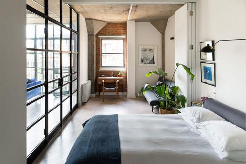 Яркая современная квартира с видом на реку 12