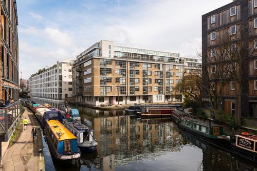 Яркая современная квартира с видом на реку 16