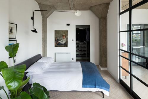 Яркая современная квартира с видом на реку 14