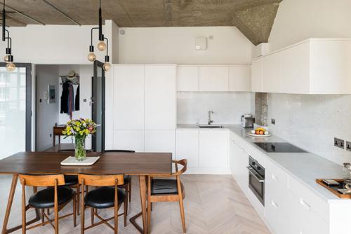 Яркая современная квартира с видом на реку 06