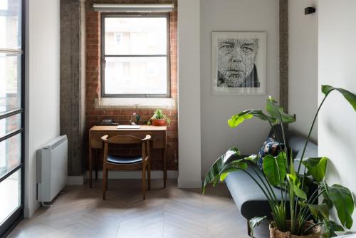 Яркая современная квартира с видом на реку 13