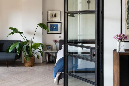 Яркая современная квартира с видом на реку 11