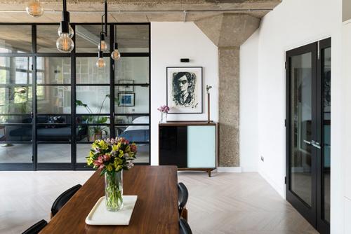 Яркая современная квартира с видом на реку 10