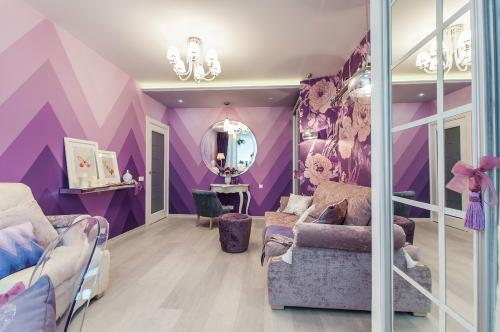 Интерьер комнаты в сиреневых оттенках 05