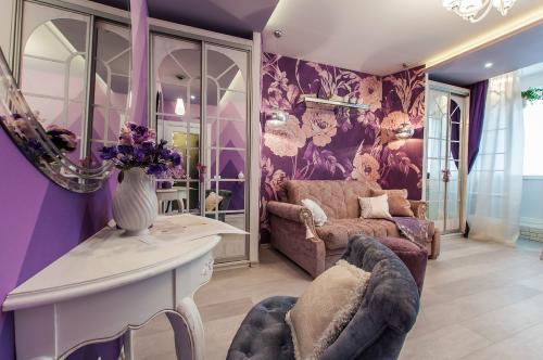 Интерьер комнаты в сиреневых оттенках 01