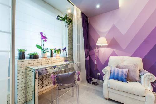 Интерьер комнаты в сиреневых оттенках 06