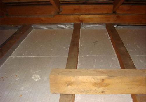 Чем лучше утеплить потолок частного дома с холодным чердаком. Как правильно укладывать утеплитель на потолок