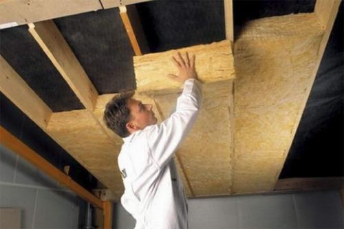 Чем лучше утеплить потолок частного дома с холодным чердаком. Как правильно укладывать утеплитель на потолок