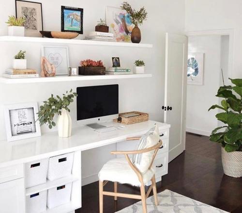 На какой высоте вешать полку над диваном. Рекомендации по расположению