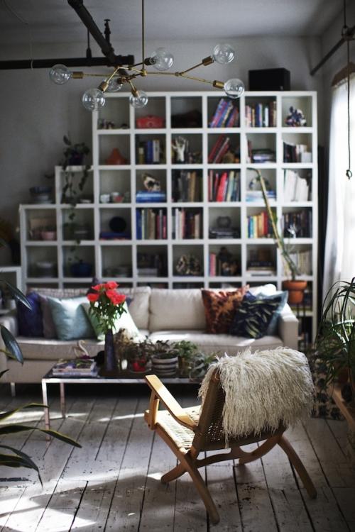 Полки вокруг дивана. Что разместить между стеной и диваном в закладки 1