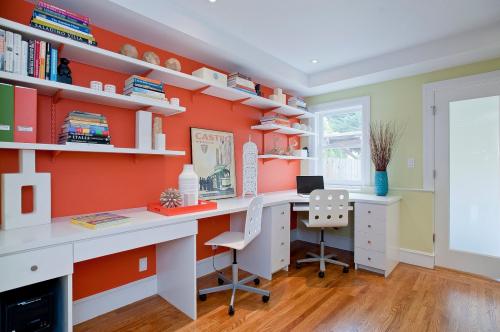 На какой высоте вешать полку над диваном. Рекомендации по расположению