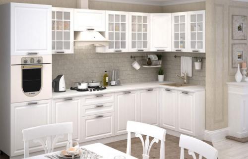 Холодильник в зале. Угловой кухонный гарнитур