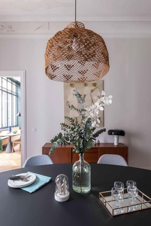 Квартира с витражным окном и необычными обоями в Париже 06