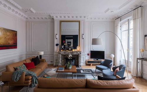 Квартира с витражным окном и необычными обоями в Париже 09