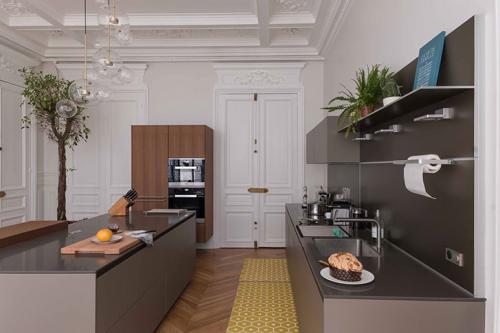 Квартира с витражным окном и необычными обоями в Париже 03