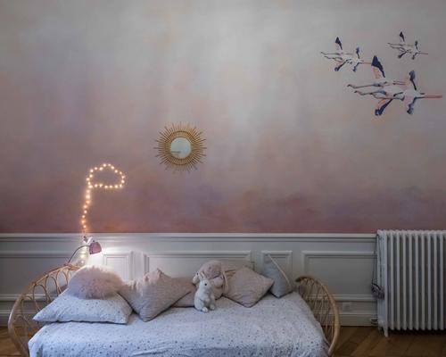 Квартира с витражным окном и необычными обоями в Париже 22