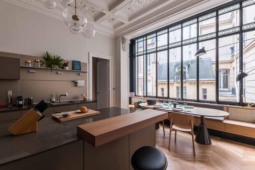 Квартира с витражным окном и необычными обоями в Париже 04