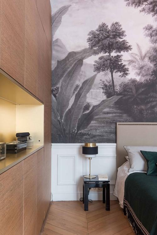 Квартира с витражным окном и необычными обоями в Париже 14