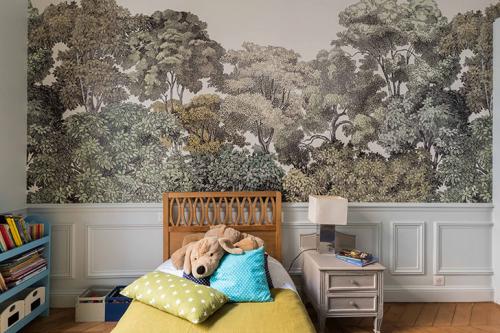 Квартира с витражным окном и необычными обоями в Париже 20