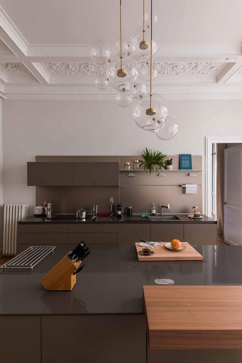 Квартира с витражным окном и необычными обоями в Париже 01