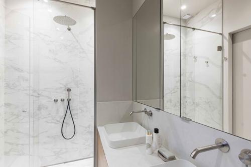 Квартира с витражным окном и необычными обоями в Париже 17