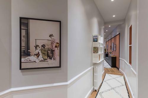 Квартира с витражным окном и необычными обоями в Париже 12