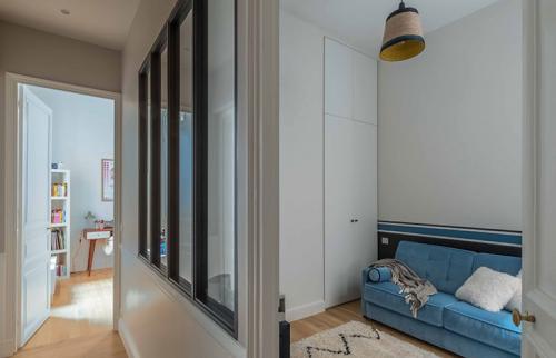 Квартира с витражным окном и необычными обоями в Париже 19