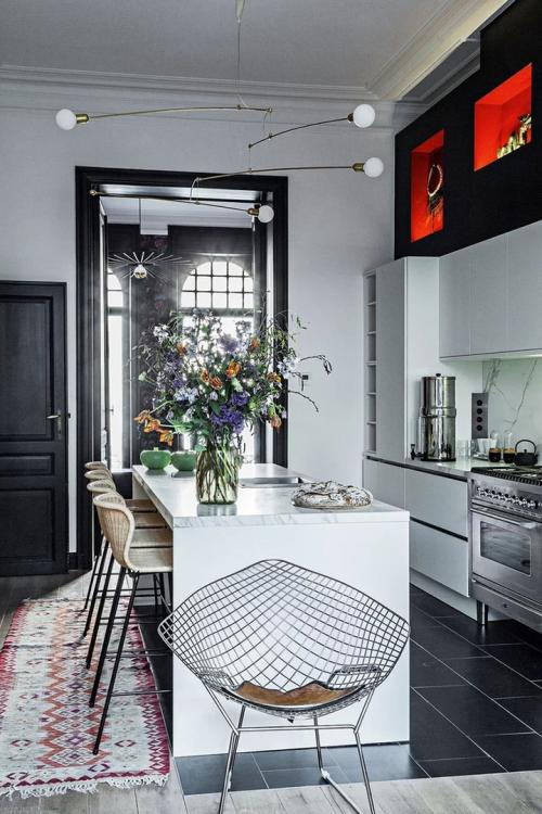 Цветы, орнаменты и старинная мебель: экстраординарная квартира адвоката в Брюсселе 04