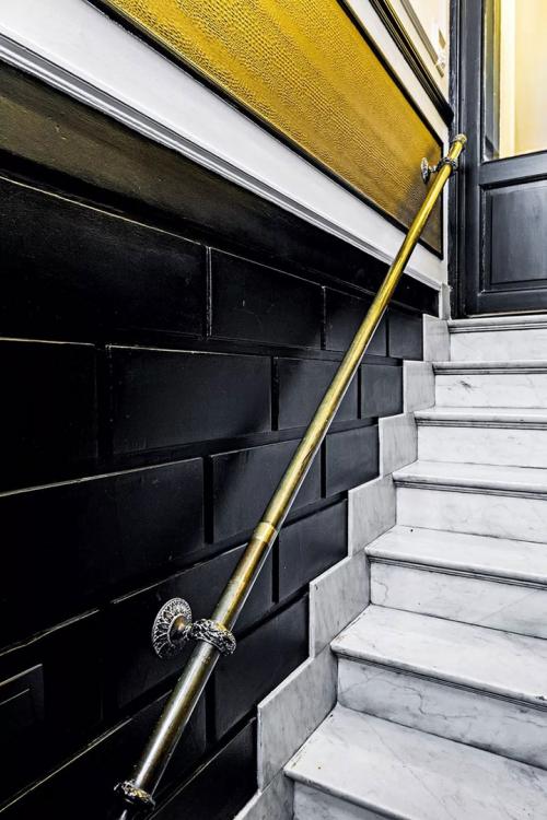 Цветы, орнаменты и старинная мебель: экстраординарная квартира адвоката в Брюсселе 07