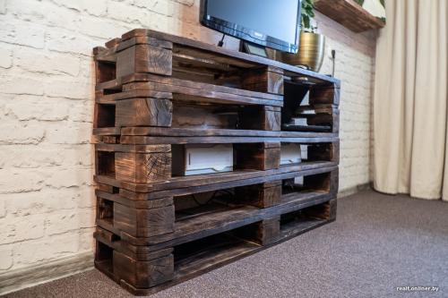 Дешевый лофт ремонт. Стойки, как в Jysk и кровать из поддонов