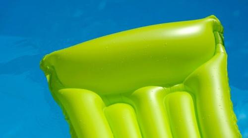 Как заклеить матрас интекс с бархатной стороны. Чем и как можно заклеить надувной матрас в домашних условиях?