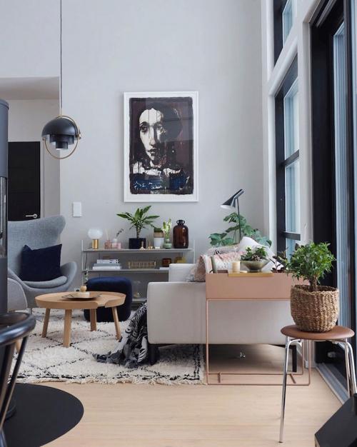 Светлая квартира в Финляндии с темной цветочной спальней 02