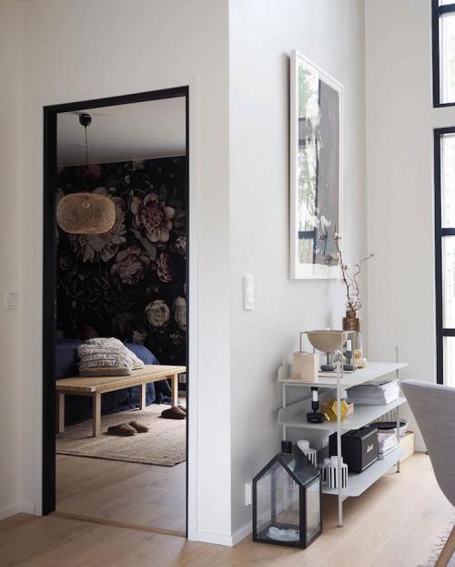 Светлая квартира в Финляндии с темной цветочной спальней 09