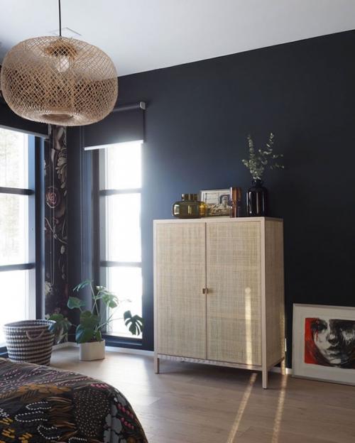 Светлая квартира в Финляндии с темной цветочной спальней 11