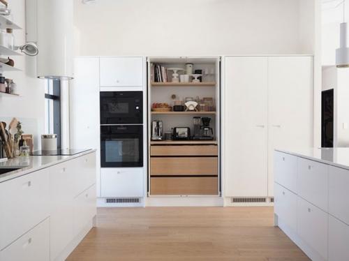 Светлая квартира в Финляндии с темной цветочной спальней 05