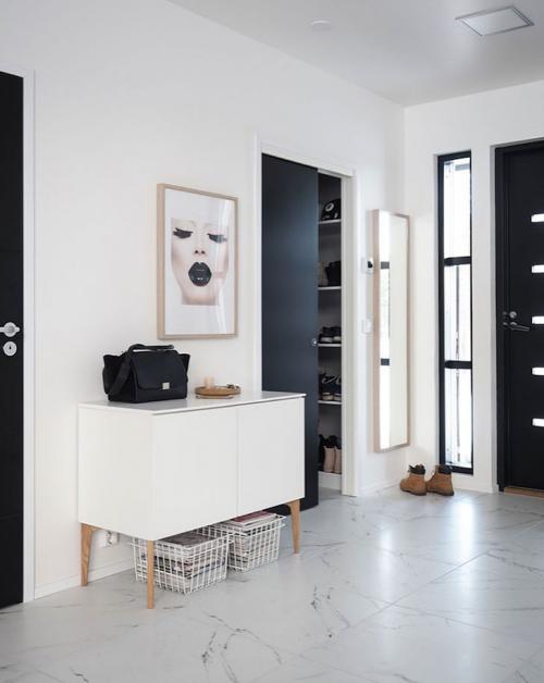 Светлая квартира в Финляндии с темной цветочной спальней 14