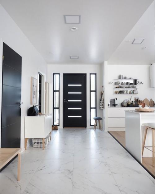 Светлая квартира в Финляндии с темной цветочной спальней 15