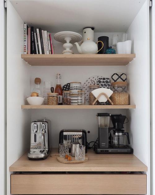 Светлая квартира в Финляндии с темной цветочной спальней 06