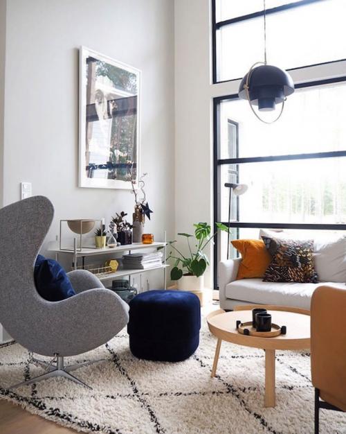 Светлая квартира в Финляндии с темной цветочной спальней 01