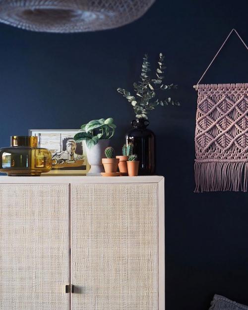 Светлая квартира в Финляндии с темной цветочной спальней 12