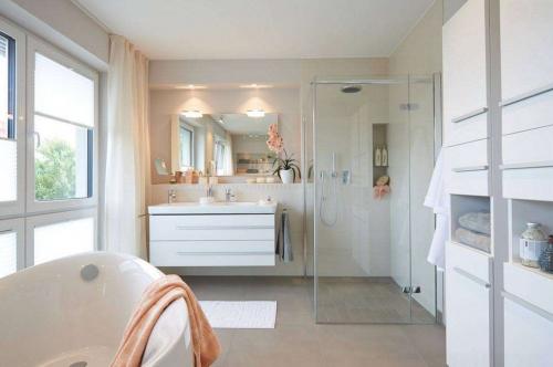 Современный дизайн ванной комнаты с душевой кабиной. Варианты исполнения