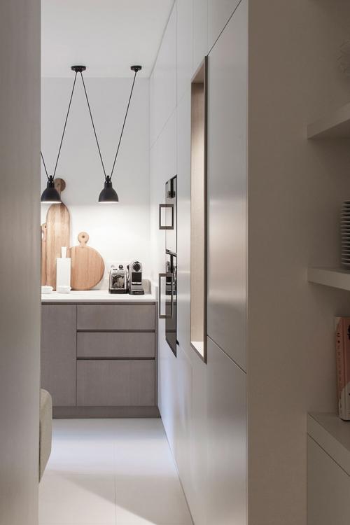 Белоснежная парижская квартира с оранжевыми и желтыми деталями 20