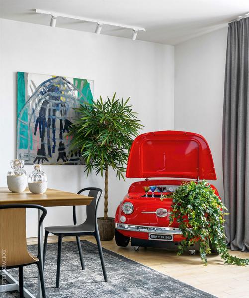 Белоснежная парижская квартира с оранжевыми и желтыми деталями 05