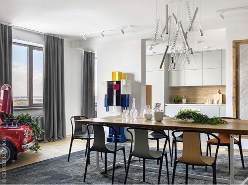 Белоснежная парижская квартира с оранжевыми и желтыми деталями 04