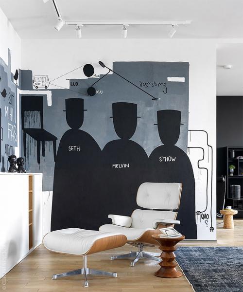 Белоснежная парижская квартира с оранжевыми и желтыми деталями 07