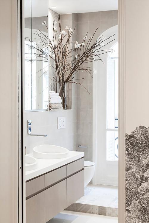 Белоснежная парижская квартира с оранжевыми и желтыми деталями 26