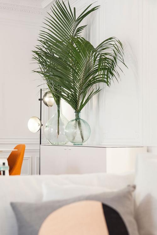 Белоснежная парижская квартира с оранжевыми и желтыми деталями 19