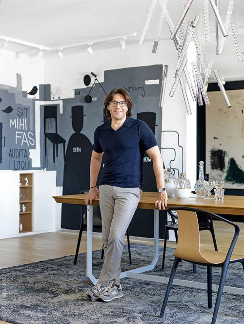 Белоснежная парижская квартира с оранжевыми и желтыми деталями 01