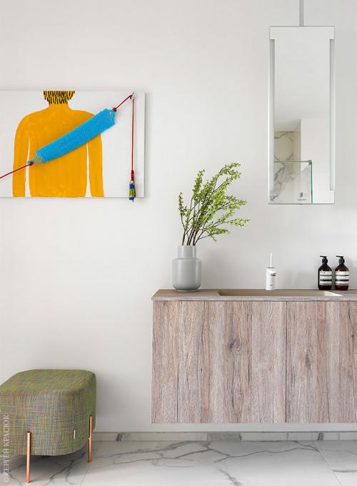 Белоснежная парижская квартира с оранжевыми и желтыми деталями 10